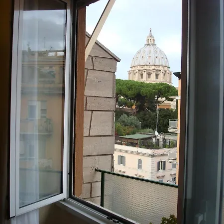 Vatican Balcony Apartment *